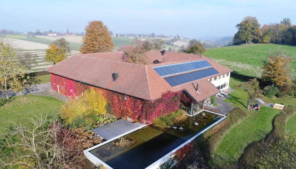 Schöner Landsitz Luftaufnahme mit Teich Architekturbüro Feichtinger