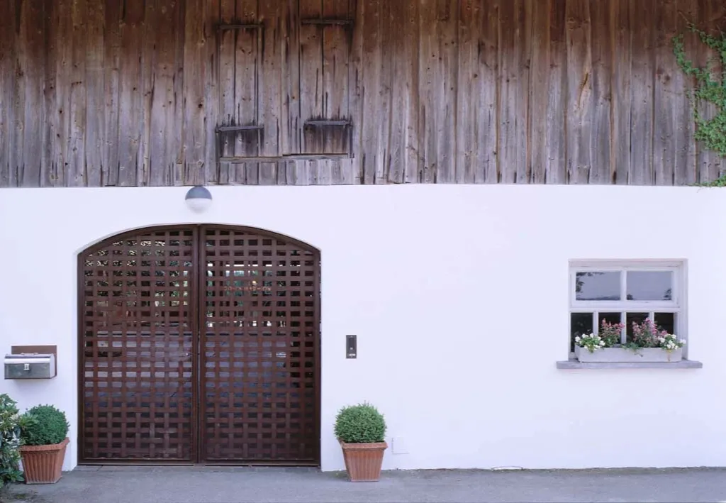 Weisse Fassade mit braunen Elementen