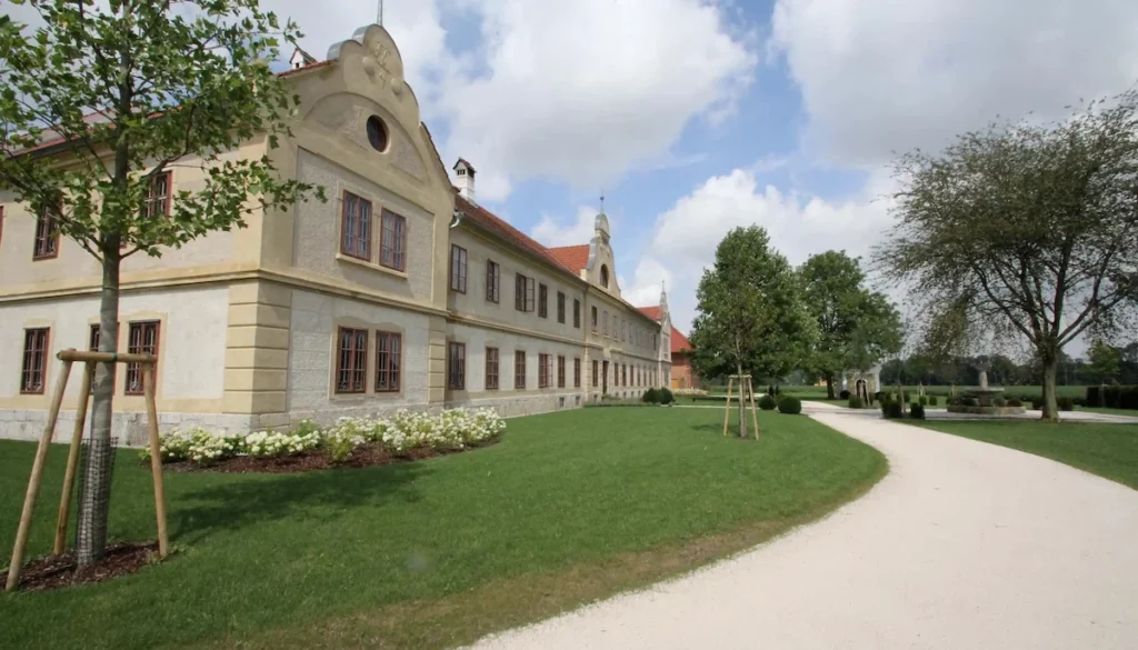 Vierkanthof umbauen Österreich Vierkanthof mit Gehweg