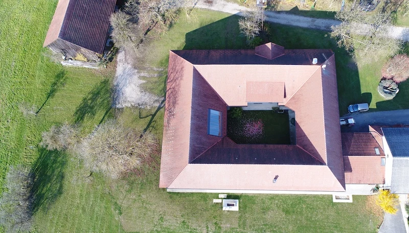 Vierkanthof umbauen Österreich Luftaufnahme eines Vierkanthofs